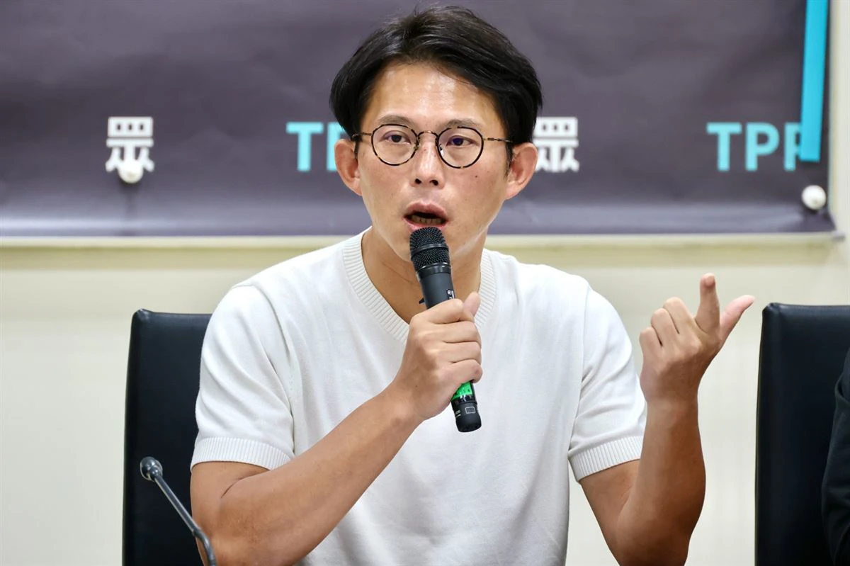 民眾黨夜排拚「老人免健保」三讀　黃國昌批綠營昔反對「雙標」