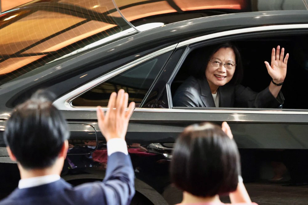 蔡英文卸任两年多来,多次出访欧洲与美国,说明台湾的安全与民主韧性。(法新社)