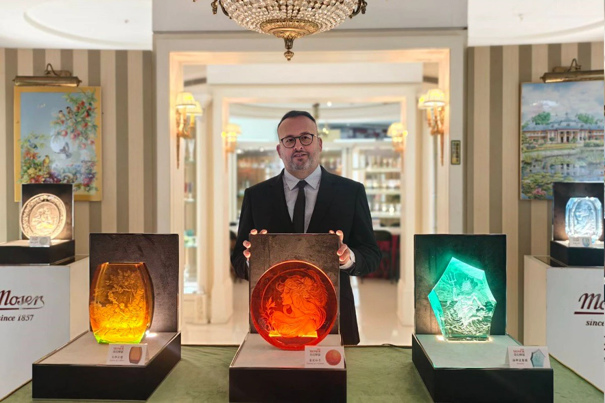捷克摩瑟水晶國際雕刻大師史沃博達抵台　高雄巡迴展展出神話雕刻藝術