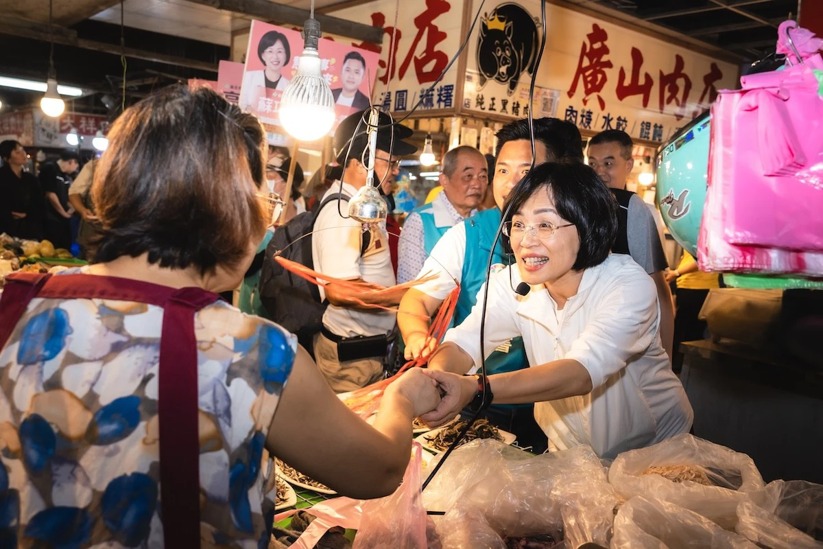 蘇巧慧三峽、新莊掃街超高人氣　數百民眾排隊合照
