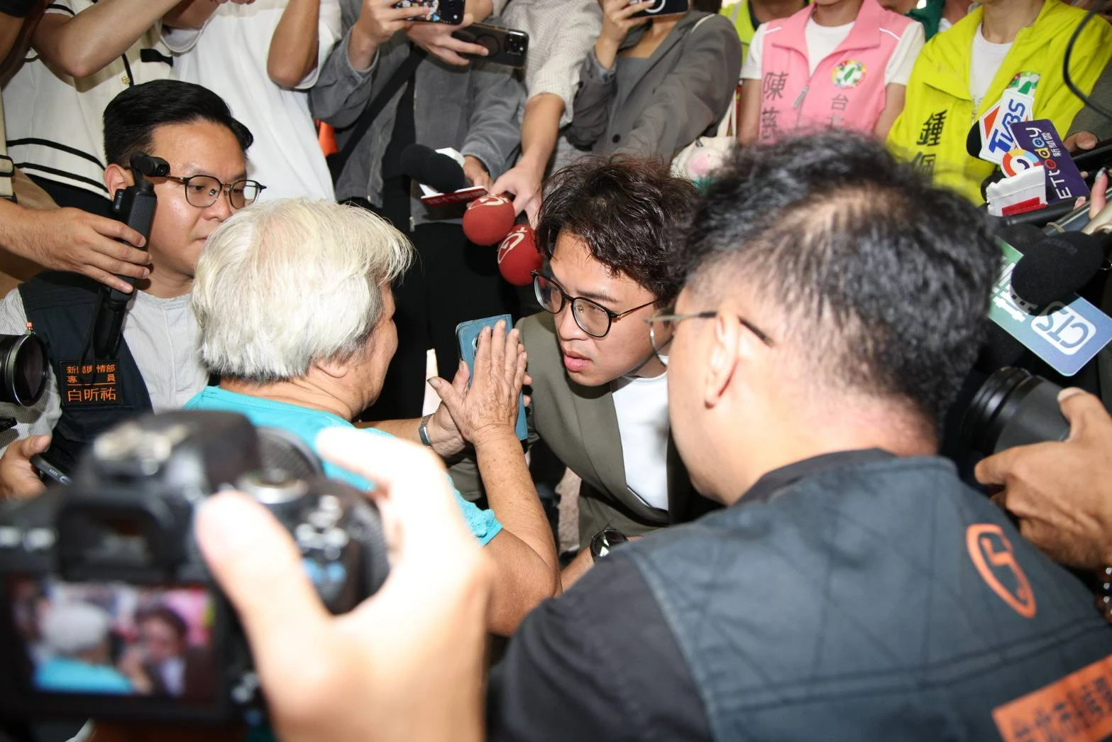 社子島參香遇阿嬤跪地哭求「幫助窮苦人」　沈伯洋蹲下承諾：這個我來