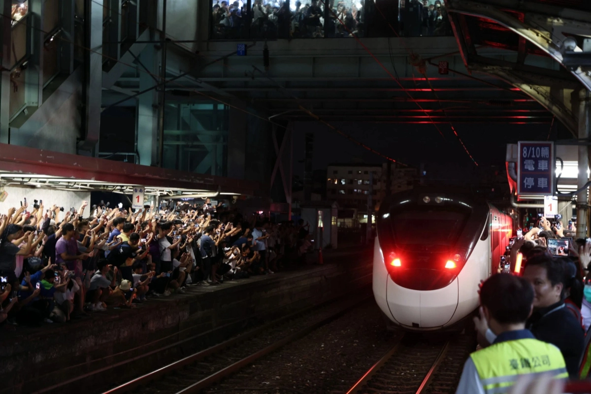 台南車站「最後一夜」擠進上萬人　見證最後一班自強號駛離