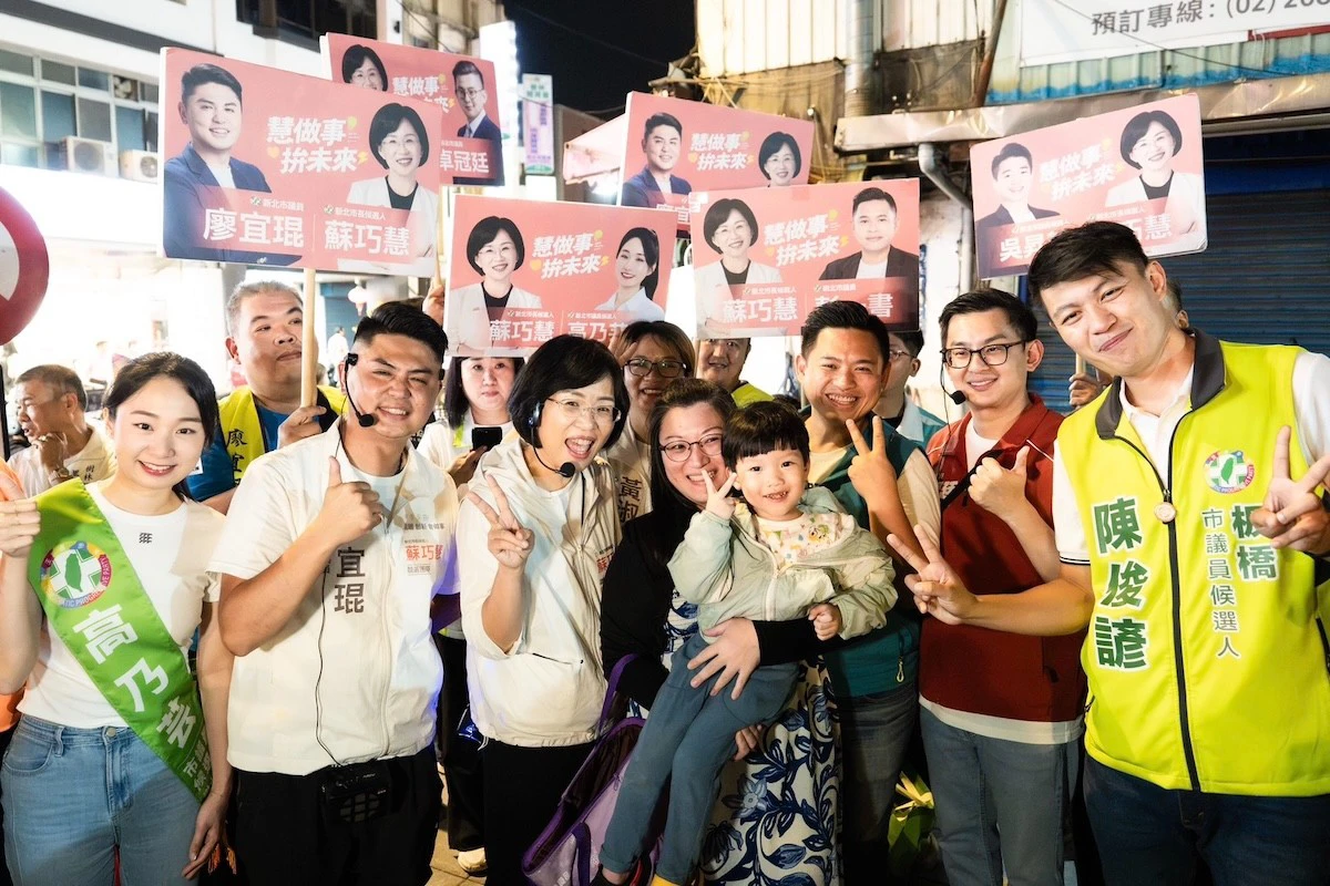 「樹林出市長」  蘇巧慧博愛夜市掃街、民眾排隊搶合影