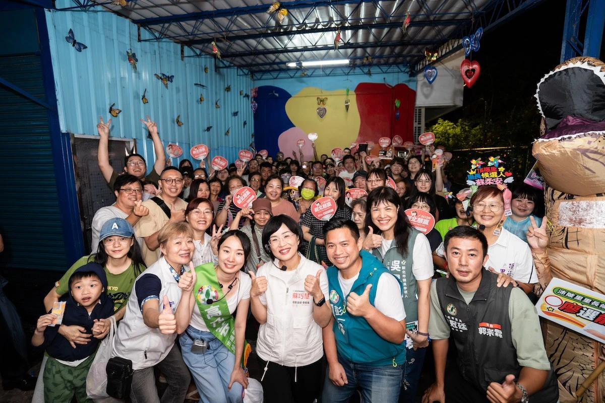 蘇巧慧土城頂埔夜市掃街　百位支持者排隊合照、簽名
