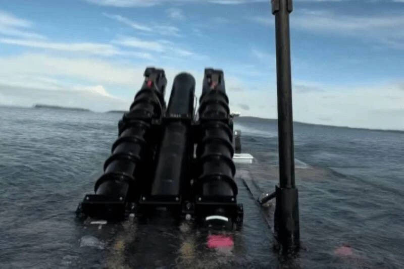 澳洲「鬼鯊」無人潛艦首曝12管發射器!浮出海面開艙 射出ALTIUS無人機