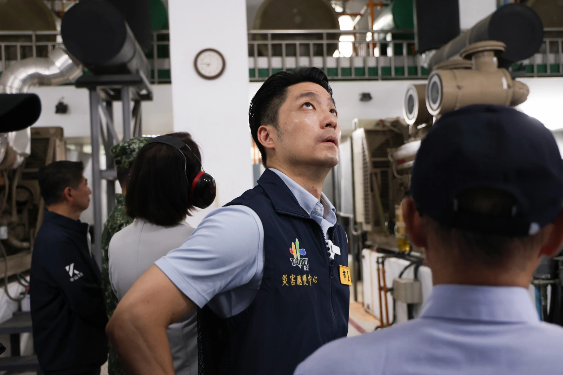 蔣萬安防颱視察　遭當地里長怒控「未通知、被鍾沛君人牆阻擋」　
