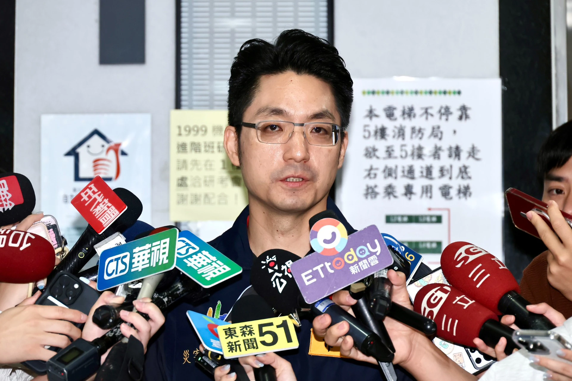 台北市1600件災情　蔣萬安留宿應變中心今戴眼鏡現身：昨晚沒睡好