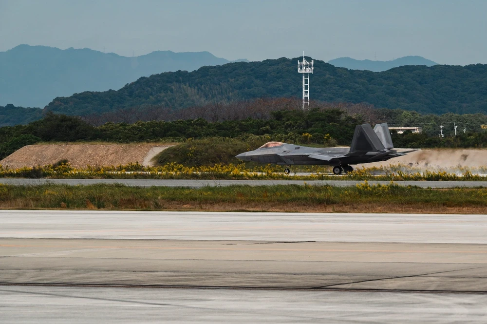 美軍F-22進駐日本築城基地避解放軍飛彈 玩「狡兔三窟」卻面臨3大挑戰