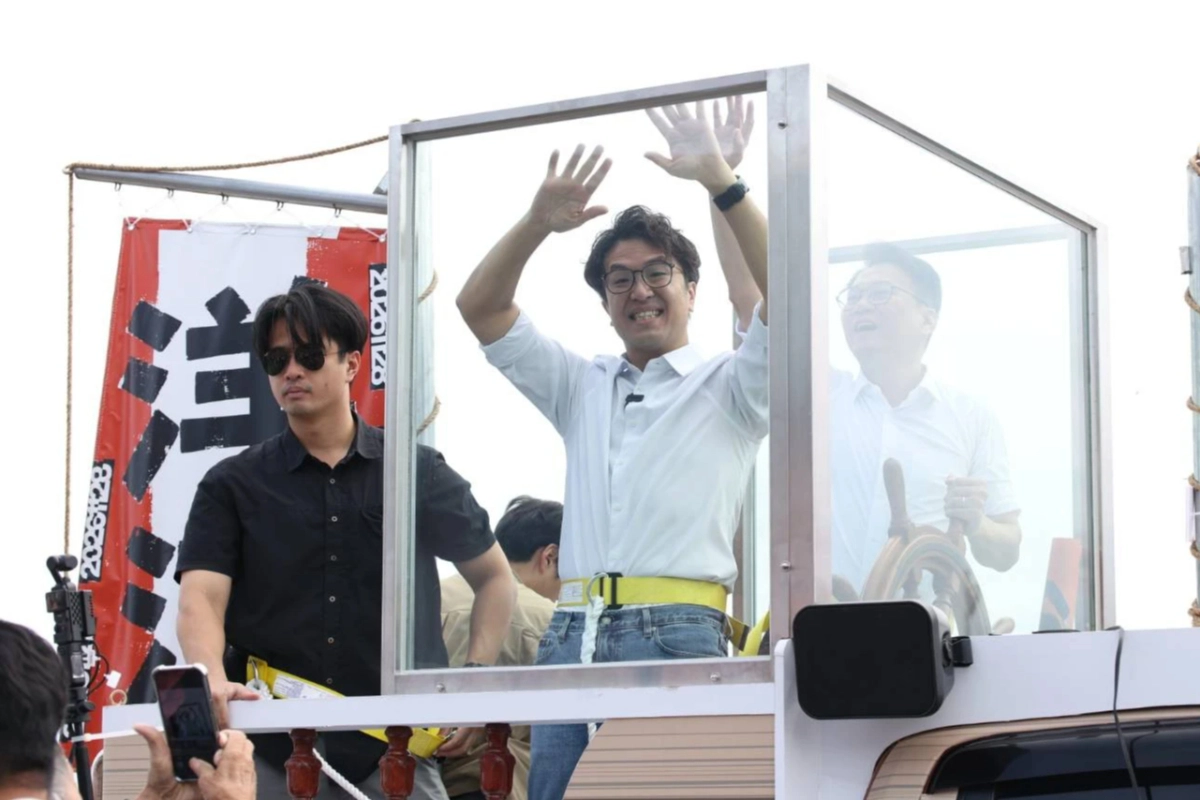 沈伯洋首搭「防彈玻璃」洋流號掃街　向選民致歉：維安考量請見諒