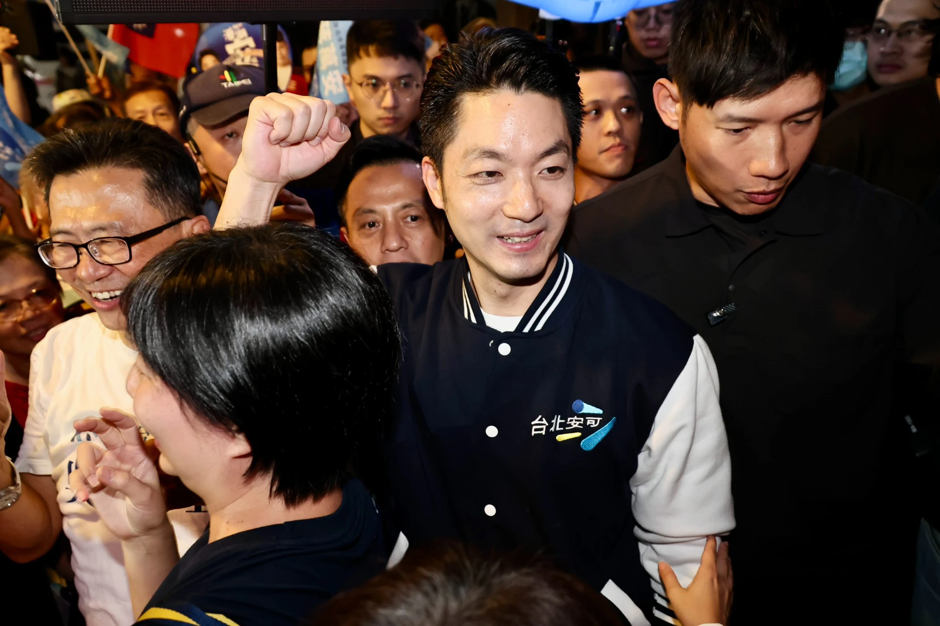 蔣萬安夜市掃街獲包圍　支持者心疼喊：被欺負太久了