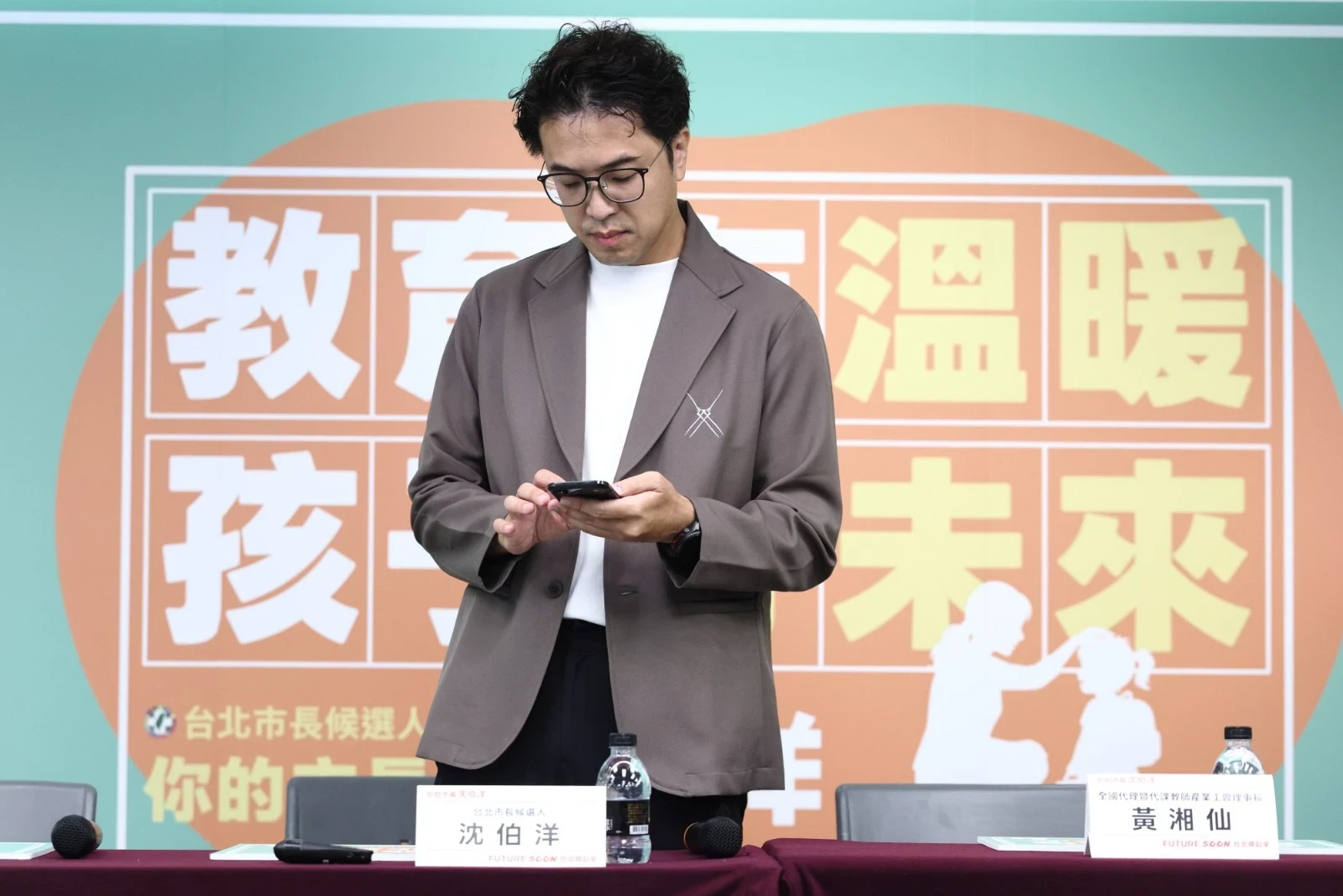 沈伯洋告別冷門手機　手持新機iPhone Duo引關注
